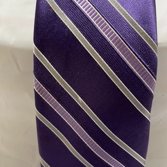 Micheal Kors men’s tie- purple in 2 shades and silver 100% silk like new - Picture 2 of 7